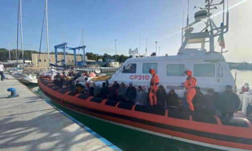 Le indaginiMigranti, sbarco del 27 luglio a Crotone: la polizia ferma 4 presunti scafisti