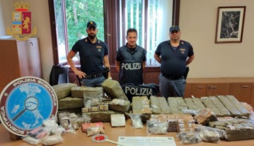 L’organizzazioneArresti in Lombardia per droga: le bande garantivano ai pusher auto aziendale, finanziamenti e anche il tfr