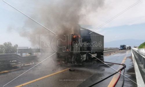 Il rogoIncendio sull’autostrada, tir in fiamme nel tratto vibonese dell’A2 tra Pizzo e Sant’Onofrio