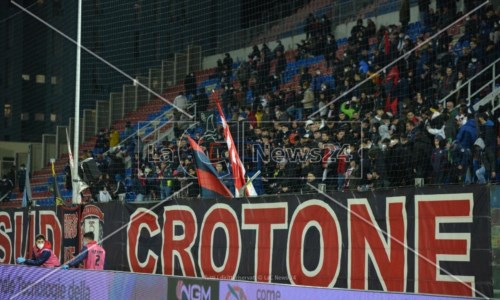Il provvedimentoLanciarono petardi in campo durante la partita Benevento-Crotone: daspo per due tifosi pitagorici