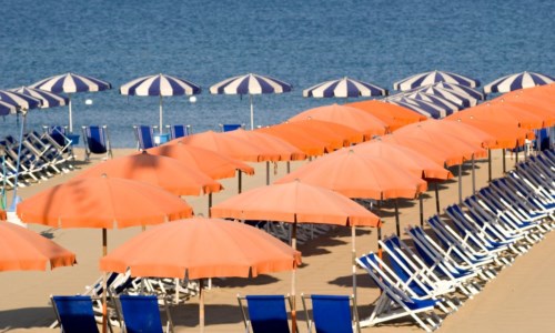 Il monitoraggioCaro ombrellone in Calabria: fino a 360 euro a settimana a Tropea, prezzi più abbordabili nel Reggino - Tutte le località