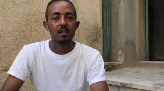 StorieUna casa per Filmon, il migrante arrivato dall’Eritrea che sogna una nuova vita nella Locride per lui e i suoi figli