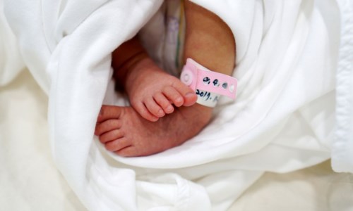 Grande sorpresaVa in ospedale per la cistite ma scopre di essere incinta di otto mesi e partorisce una bimba