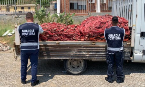 Controlli a tappetoPorto San Lucido, reti e attrezzi da pesca detenuti illegalmente: sequestri e multe per 2mila euro