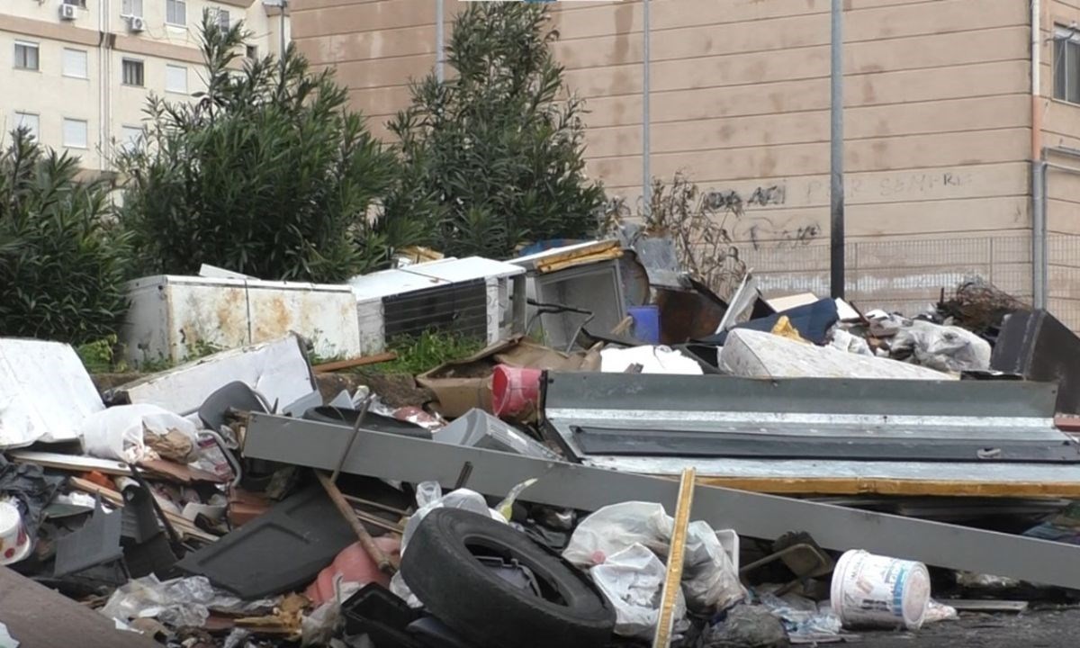 Cumuli di rifiuti nel quartiere Arghillà a Reggio Calabria