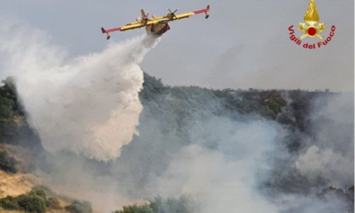Incendi, oggi in Calabria 3 roghi spenti dai Canadair della protezione civile