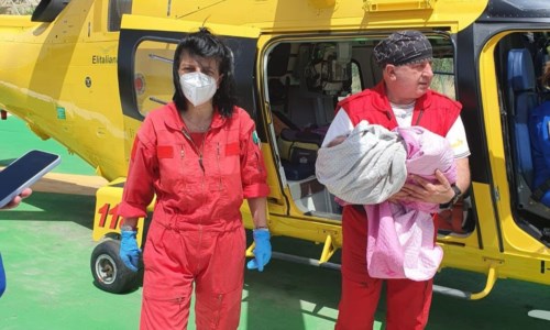 La forza della vitaPartorisce in casa nel Crotonese, i sanitari arrivano in elicottero e salvano mamma e figlio