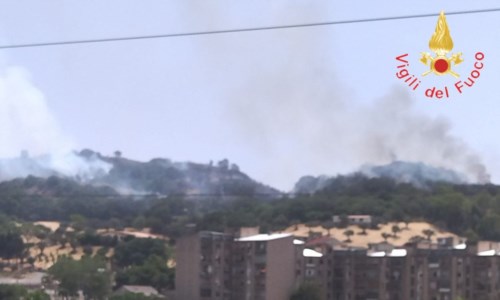 EmergenzaCalabria già nella morsa degli incendi, roghi in tutta la regione: vigili del fuoco al lavoro - LIVE