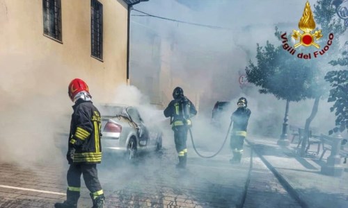 Tragedia sfiorataIn fiamme un’auto nel Catanzarese: un guasto al motore all’origine dell’incendio