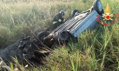 Lo scontroIncidente nel Crotonese: violento impatto tra due auto, una finisce fuori strada ribaltandosi