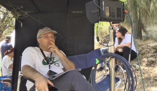 Il regista Jordan River durante le riprese a Zungri