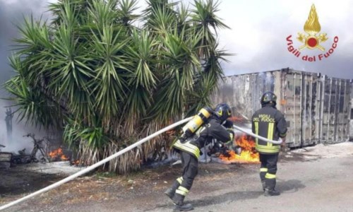 Il rogoMaxi incendio a Roma, fiamme a ridosso di diverse abitazioni: 35 persone intossicate
