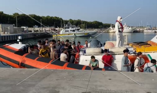 Popoli in fugaOltre cento migranti approdano sulle coste della Locride, è il 28esimo sbarco in 6 mesi