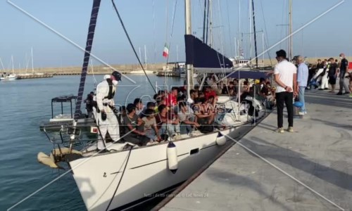 La trattaMigranti, ancora arrivi in Calabria: 90 persone soccorse a largo di Roccella Jonica