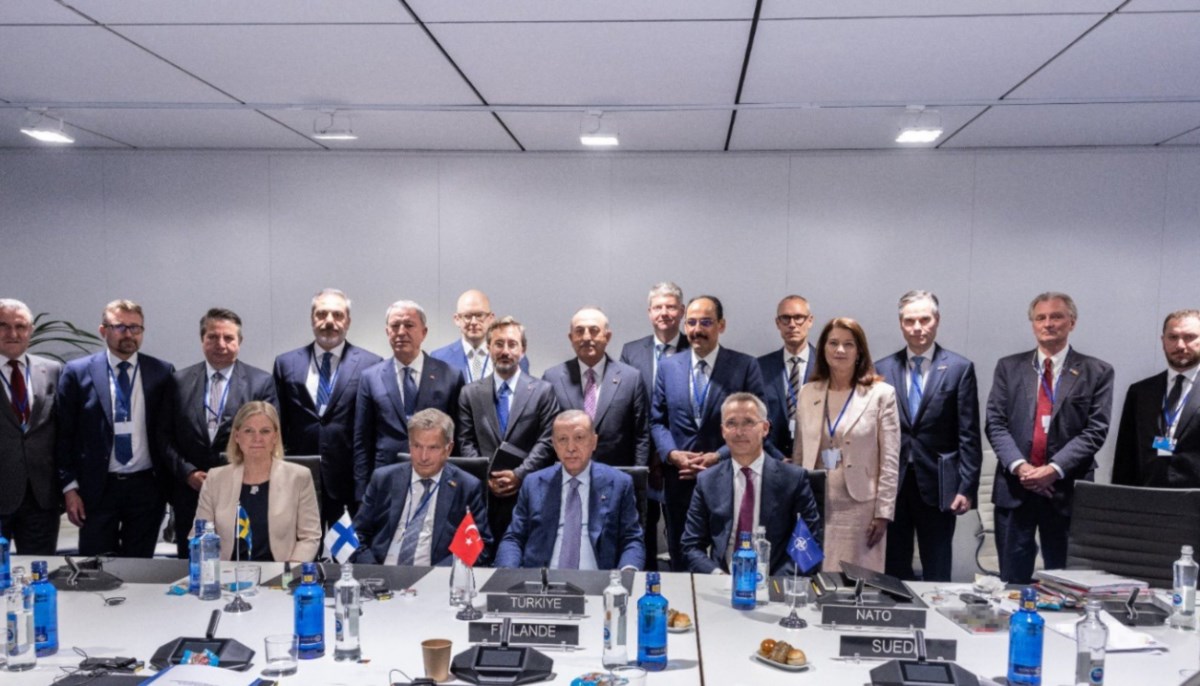 L’accordo Svezia, Finlandia e Turchia nella foto di Jens Stoltenberg (Nato) pubblicata su twitter