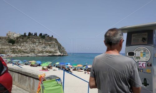 Le polemicheParcheggiare in paradiso costa 3 euro l’ora, il sindaco di Tropea: «Troppo? No. Ho sbagliato, intendevo 5»