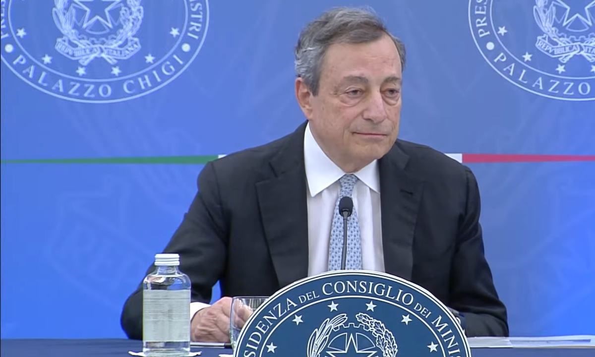 Il premier Mario Draghi in conferenza stampa (Foto Ansa)