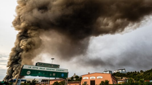 E’ emergenzaNon solo la Calabria, anche Roma brucia: «Più di cento incendi in un giorno e migliaia di ettari rischiano di andare in fumo»
