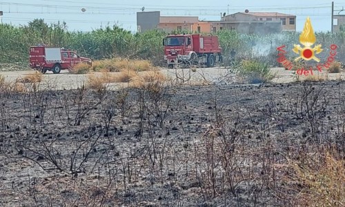 Emergenza roghiIncendi nel Reggino, in fiamme la vegetazione nel pressi dell’aeroporto Tito Minniti: disagi per i voli