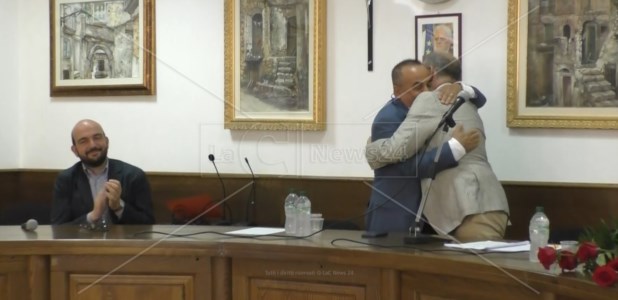 L’abbraccio tra il sindaco Ussia e l’avvocato Pitaro nel corso della conferenza stampa