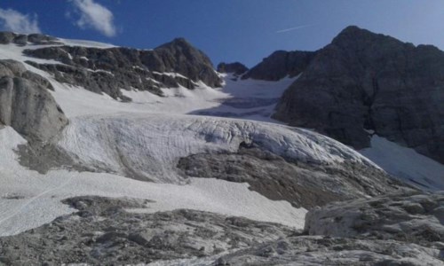 Il ghiacciaio della Marmolada (Foto Ansa)