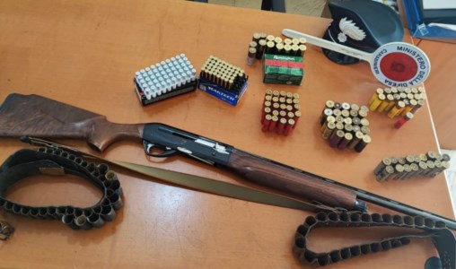 Dal CrotoneseCrucoli, fucile e munizioni nascosti nella stanza da letto della zia: arrestato 58enne