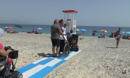Il sit inCorigliano Rossano, passerella in spiaggia troppo corta e i disabili non posso andare a mare: è protesta