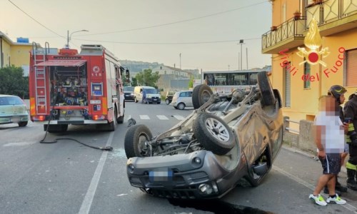 Incidente stradaleCatanzaro, scontro tra due auto su viale Cassiodoro: feriti entrambi i conducenti