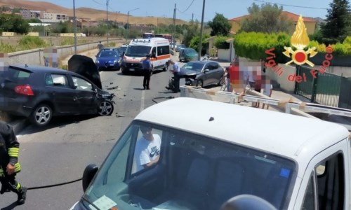 L’impattoIncidente a Catanzaro, scontro tra due auto e un furgone su Viale Isonzo: 4 feriti