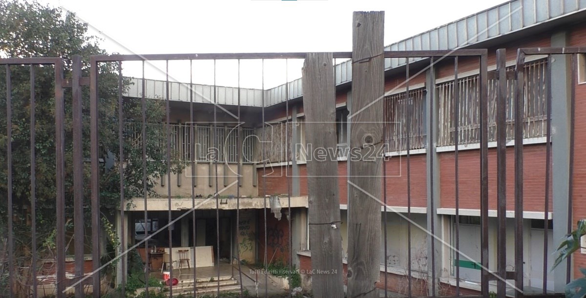 Scuola media Salvatore Bevacqua fatiscente e in attesa di demolizione a Reggio Calabria