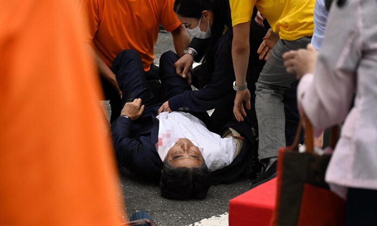 Shinzo Abe a terra dopo la sparatoria (foto Ansa)