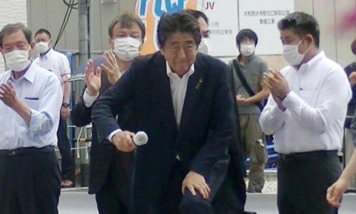Shinzo Abe prime del comizio