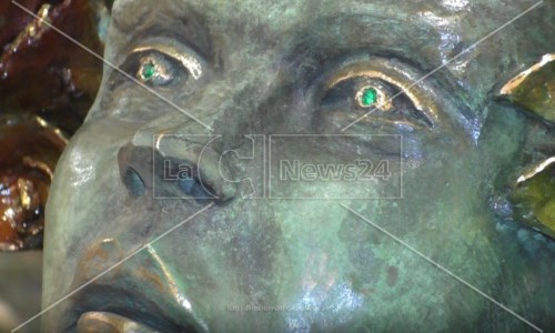 Opera bronzea di Antonio Affidato, ispirata alla dea primodiale della Terra Gea