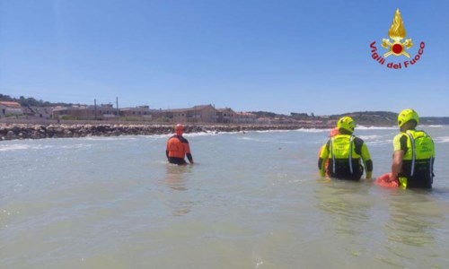 Tragedia a FanoPadre e figlio di 8 anni annegano in mare, recuperato il corpo del piccolo