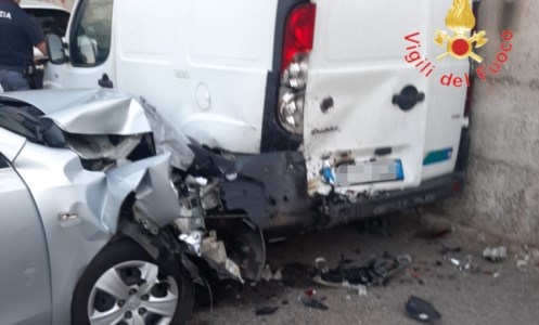 Violento impattoIncidente a Catanzaro, perde il controllo dell’auto e finisce la sua corsa contro un furgone