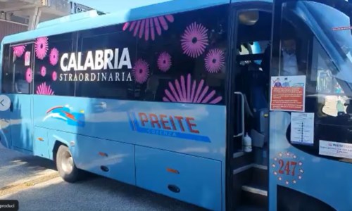 Uno dei bus con il logo Calabria straordinaria