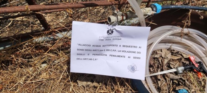 Emergenza acquaAllacci abusivi alla rete idrica per irrigare i campi: raffica di sequestri a Catanzaro