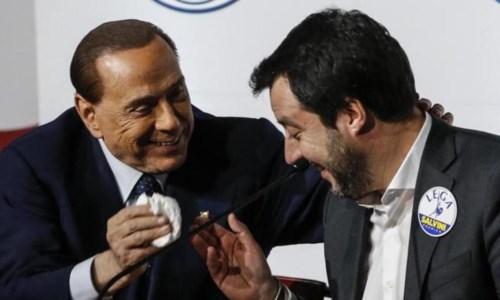 Crisi di GovernoBerlusconi e Salvini «pronti per andare al voto». Tensione all’assemblea del M5s