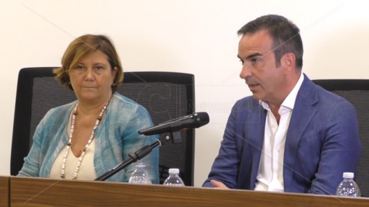 L’amministratrice delegata di Rfi, Vera Fiorani e il presidente della Regione Roberto Occhiuto