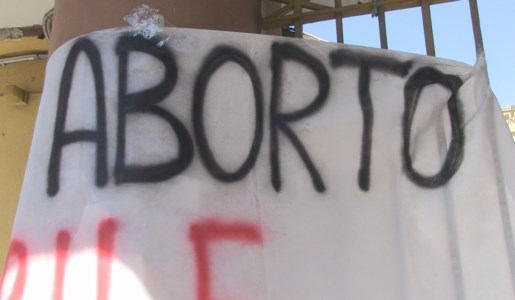 Il picchettoIn catene davanti all’ospedale di Cosenza per difendere il diritto all’aborto: «Un medico non basta»