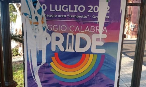 Il manifesto strappato a piazza Matteotti a Reggio Calabria