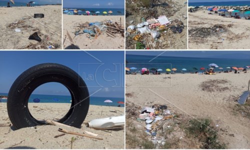 I rifiuti fotografati questa mattina sulla spiaggia di Pizzo (Spina) 