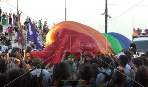 Giovani sventolano la bandiera simbolo della comunità Lgbtq+