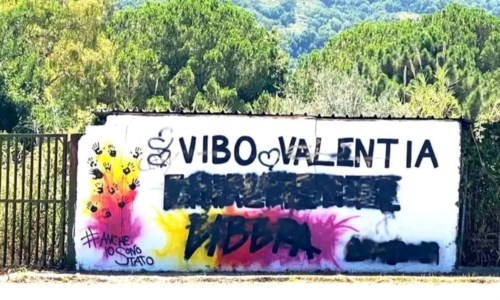 Il murales imbrattato a Vibo Marina