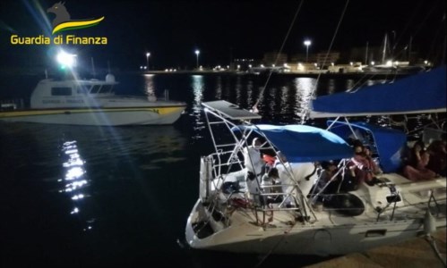 La trattaSbarco di migranti nel Crotonese, rintracciati e arrestati i due presunti scafisti