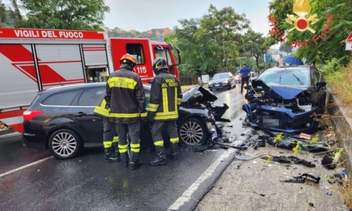 L’impattoIncidente a Catanzaro, scontro frontale tra due auto: 5 persone rimaste gravemente ferite