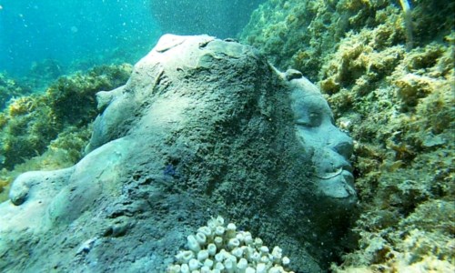 Una delle sculture adagiate sul fondali dell’isola di Cirella ( foto di Francesco Minuti)