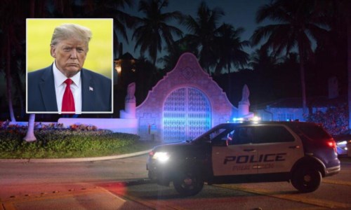 Donald Trump e la polizia all’ingresso della sua residenza in Florida (foto Ansa)