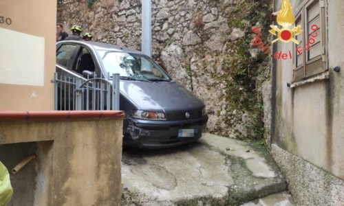 L’auto incastrata nel vicolo a Catanzaro