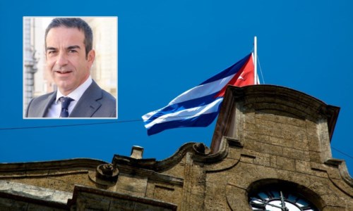 La bandiera di Cuba. Nel riquadro, Roberto Occhiuto